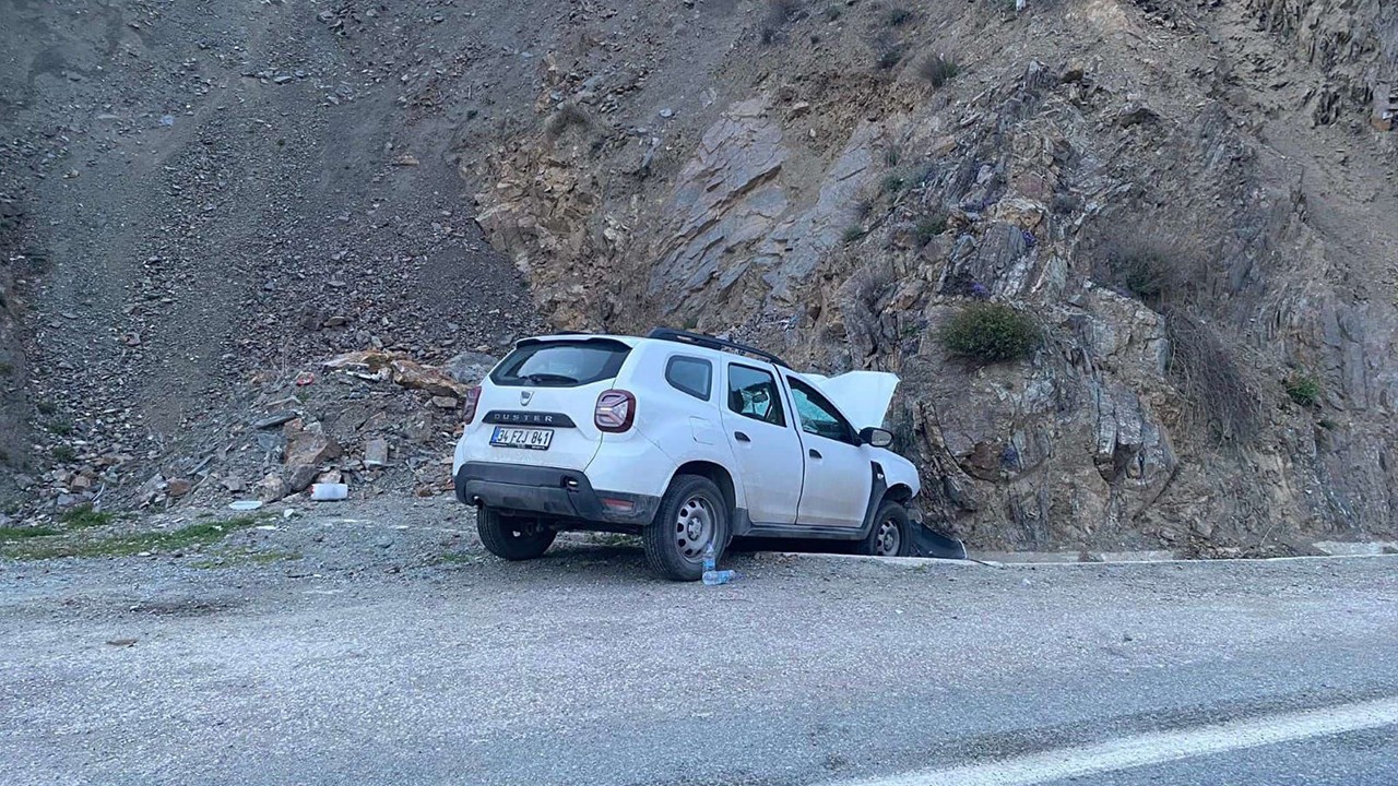 Feci kaza! Yamaca çarpan otomobildeki 2 gazeteciden 1'i öldü, 1'i ağır yaralandı