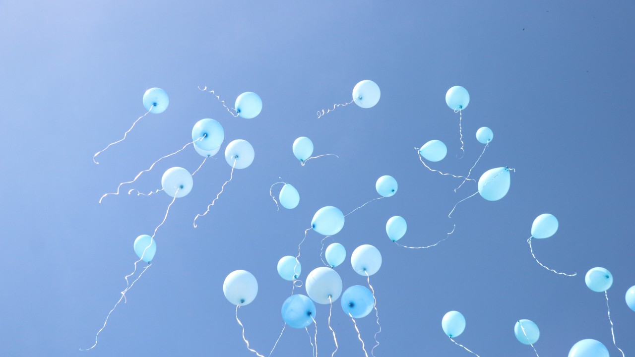 Dünya Otizm Farkındalık Günü’nde gökyüzüne yüzlerce mavi balon bırakıldı