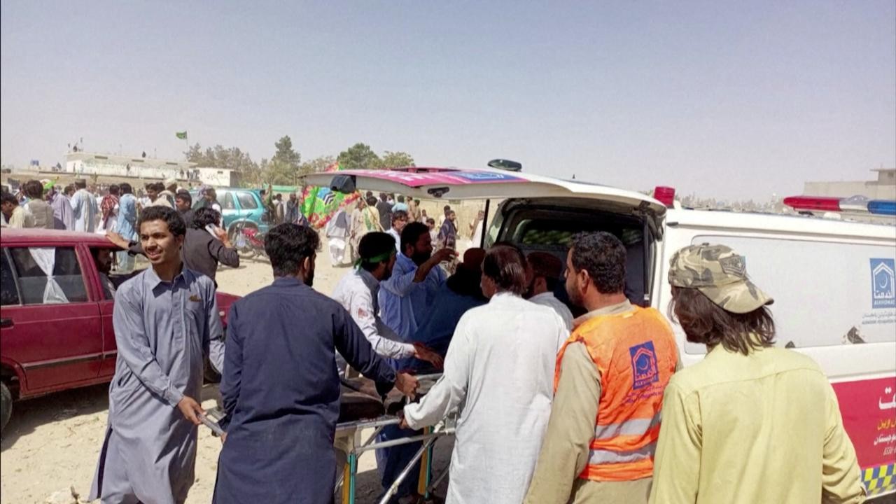 Pakistan’da meydana gelen otobüs kazasında 17 kişi öldü