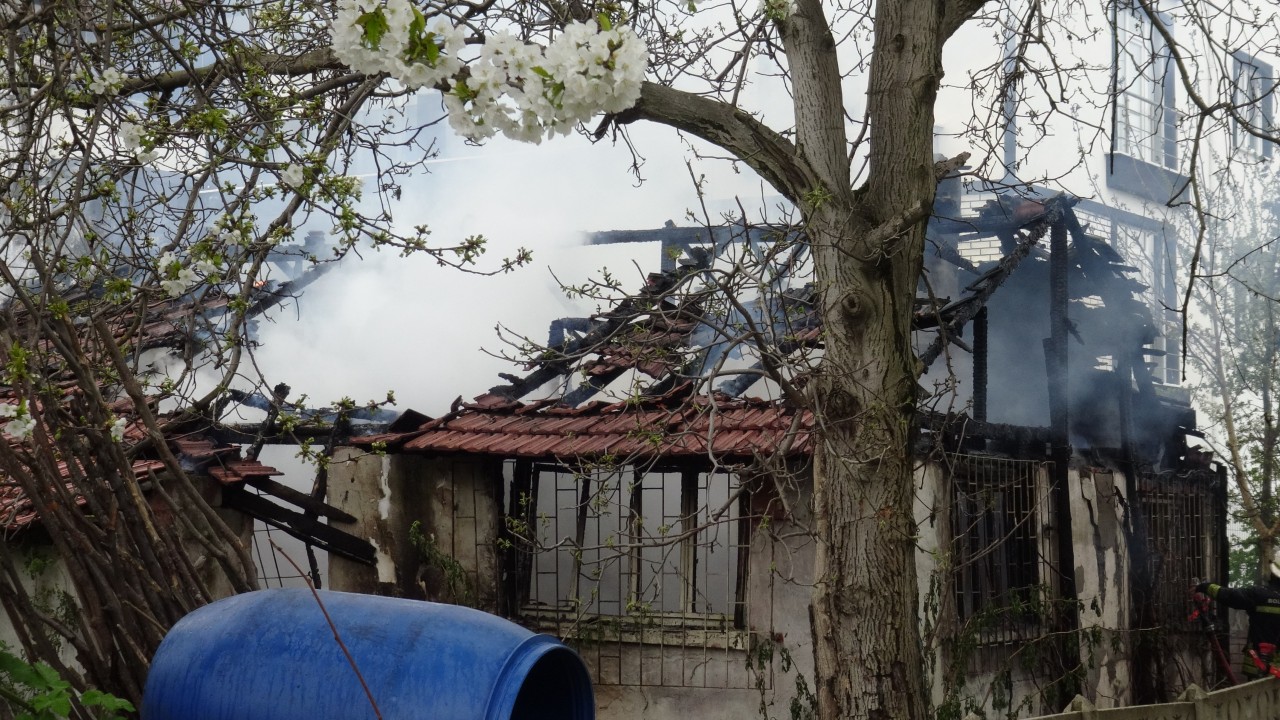 Çocukların torpil attığı ev yandı