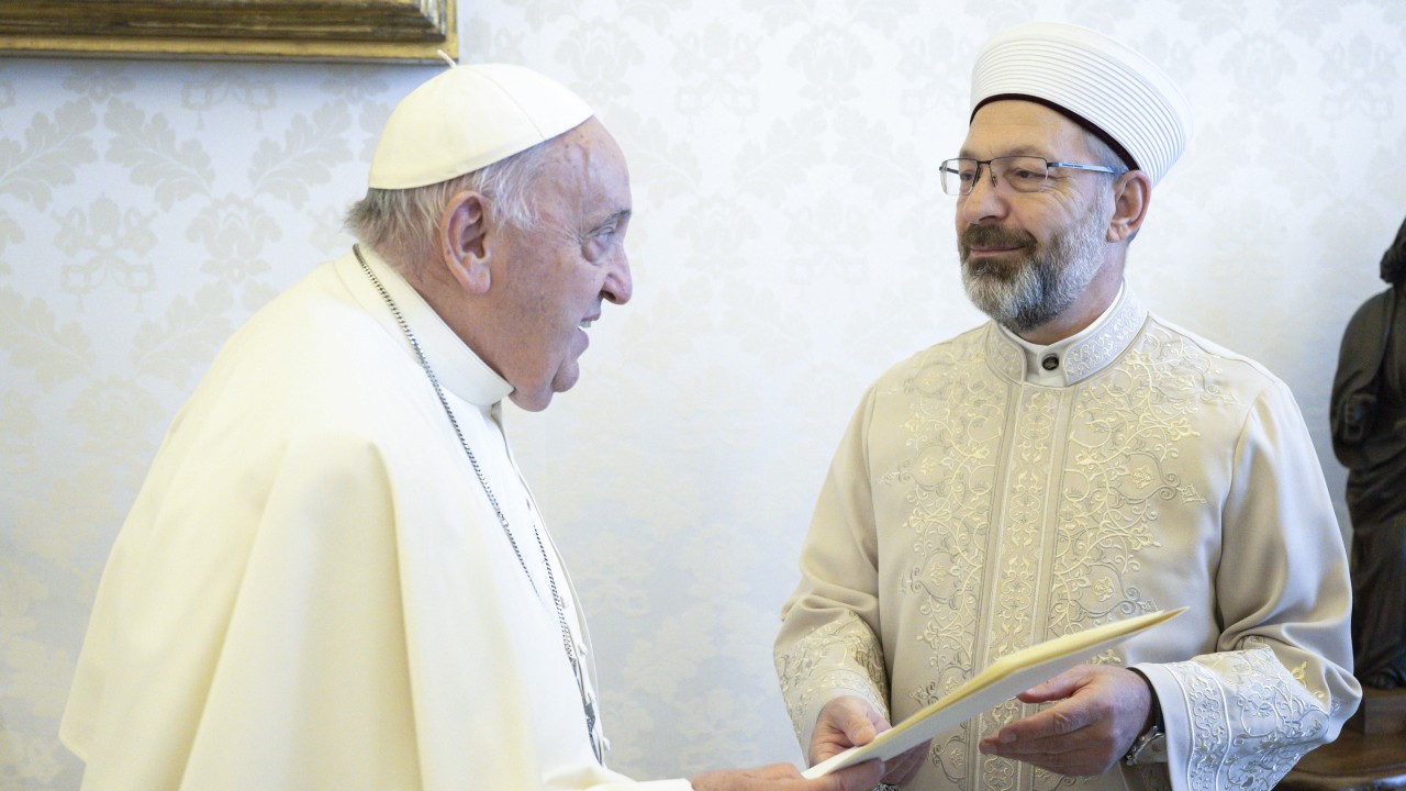 Diyanet İşleri Başkanı Erbaş, Vatikan'da Papa Franciscus ile görüştü