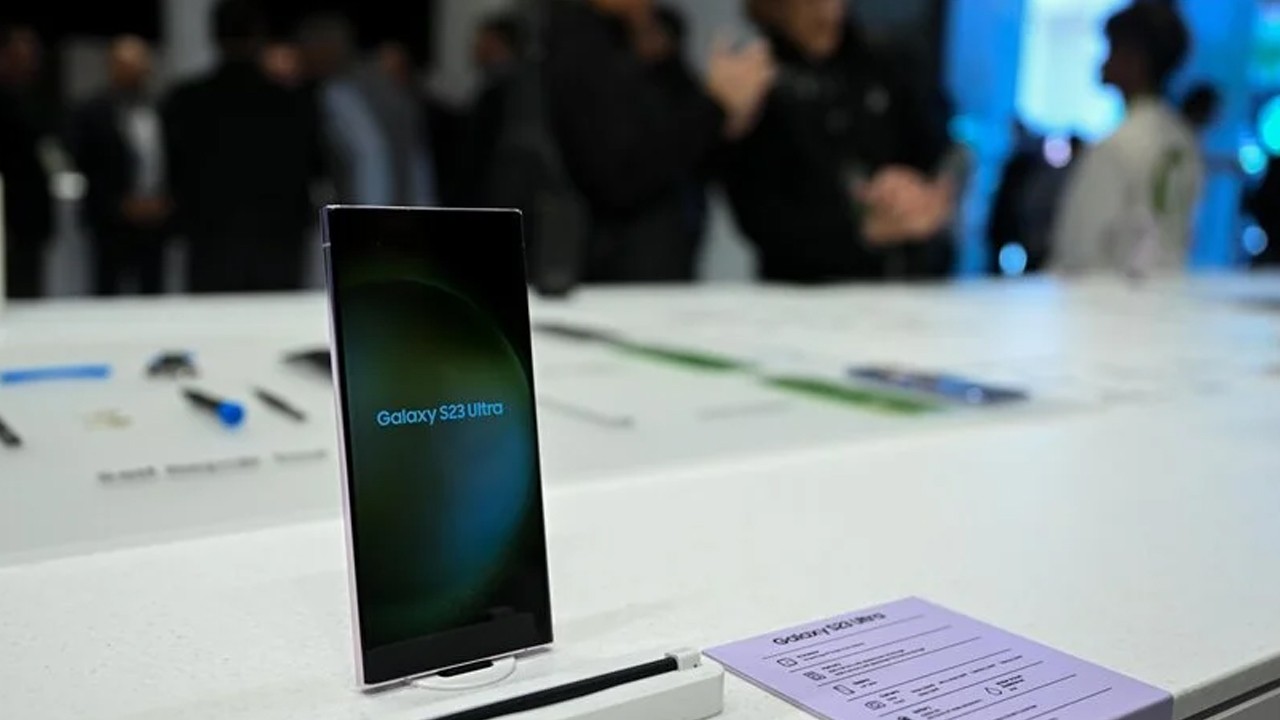 Samsung, akıllı telefon satışında Apple’ı geçti