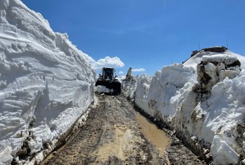 Askeri üs bölgelerinin yolu, kar ve heyelandan temizlendi
