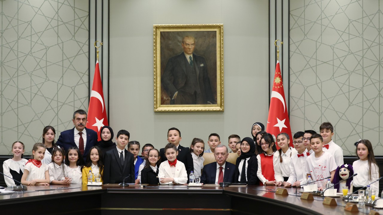 Cumhurbaşkanı Erdoğan Külliye’de çocukları kabul etti