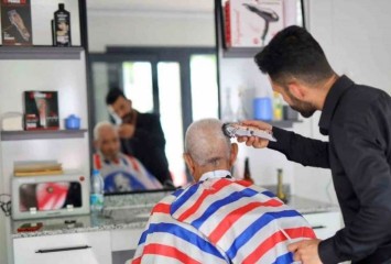 Aksaray'da emekliler ücretsiz tıraş oluyor!