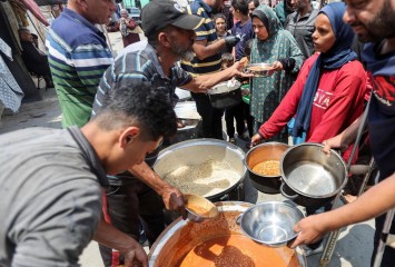 İsrail'in saldırdığı Dünya Merkez Mutfağı Gazze'de yeniden yemek dağıtımına başladı