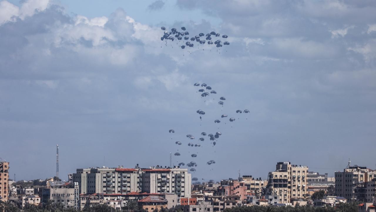 Yardım felakete dönüştü! Gazze’ye havadan bırakılan yardımın paraşütleri açılmadı, çok sayıda ölü var