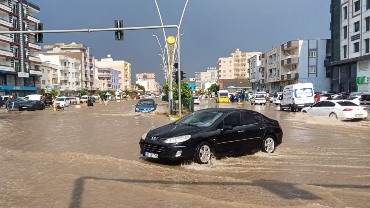 Şırnak’ta yağış etkili oldu: Cadde ve sokakları su bastı