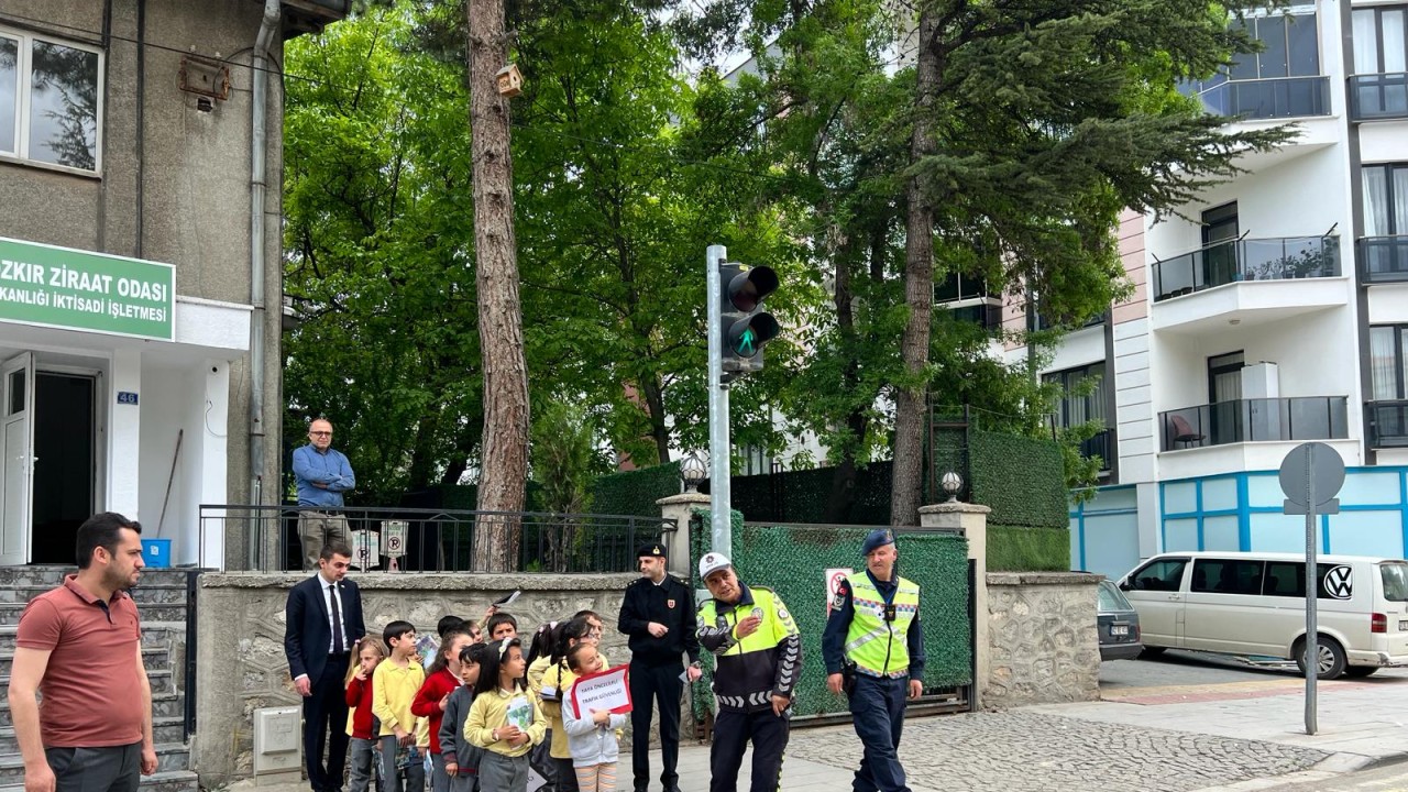 Bozkır'da öğrencilere uygulamalı trafik eğitimi verildi