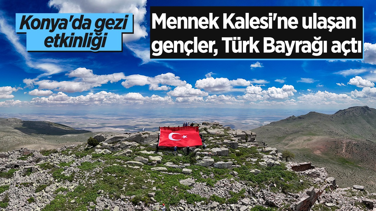 Konya’da gezi etkinliği: Mennek Kalesi’ne ulaşan gençler, büyük bir Türk Bayrağı açtı