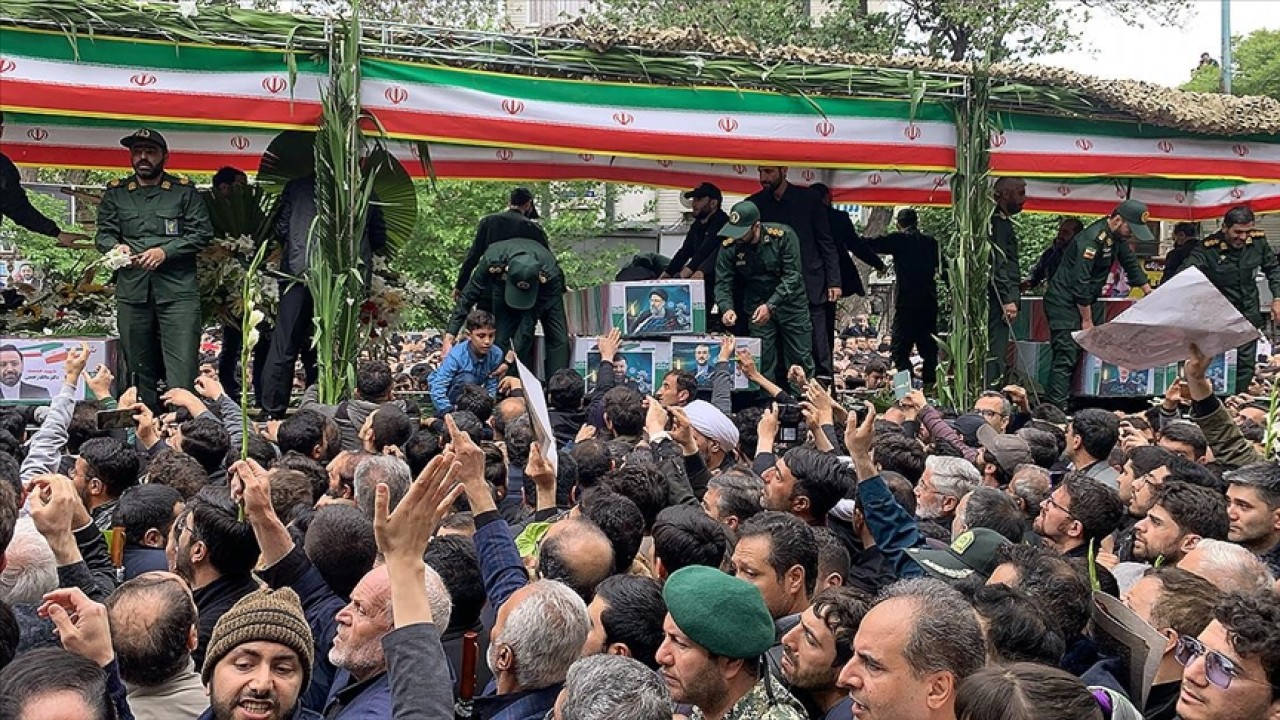 Helikopter kazasında hayatını kaybeden İran Cumhurbaşkanı Reisi için Tebriz’de cenaze töreni düzenlendi