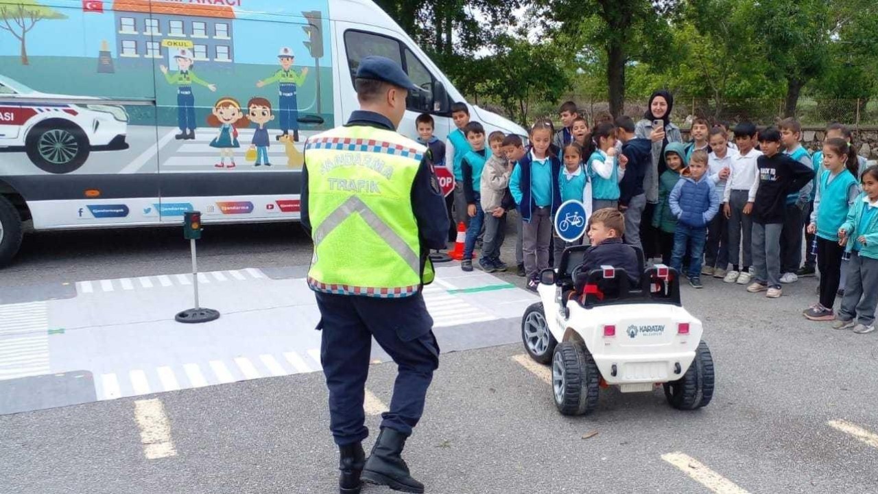 Konya’da  jandarma ekiplerinden öğrencilere trafik eğitimi