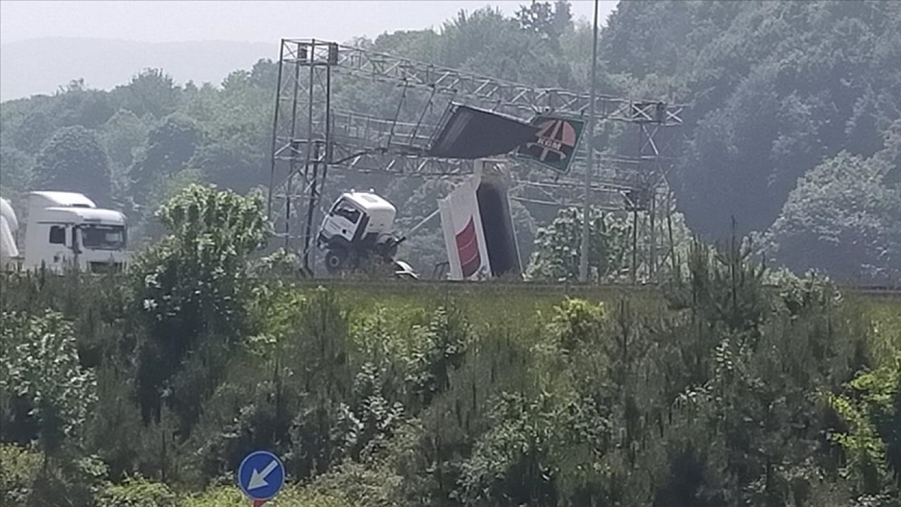 Anadolu Otoyolu’nda kamyonun açık kalan damperi uyarı levhasına çarptı