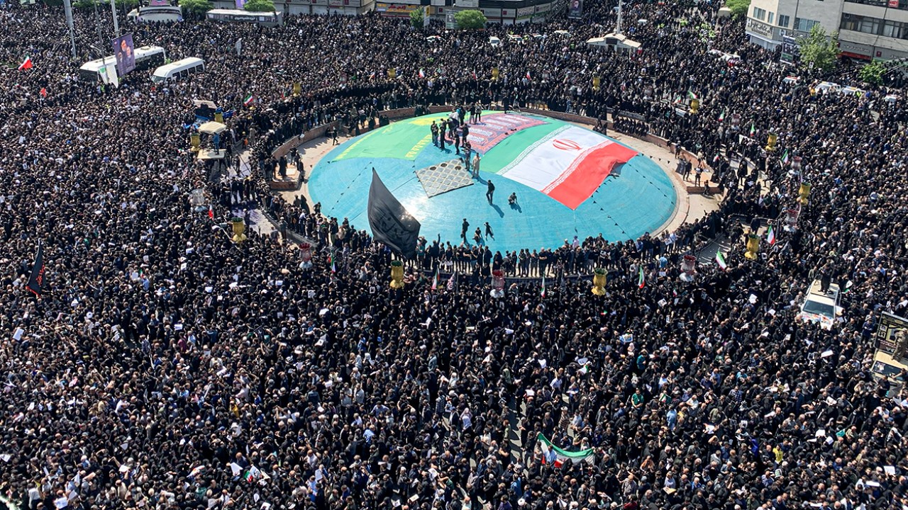 İran Cumhurbaşkanı Reisi’nin cenaze namazını ülke lideri Hamaney kıldırdı