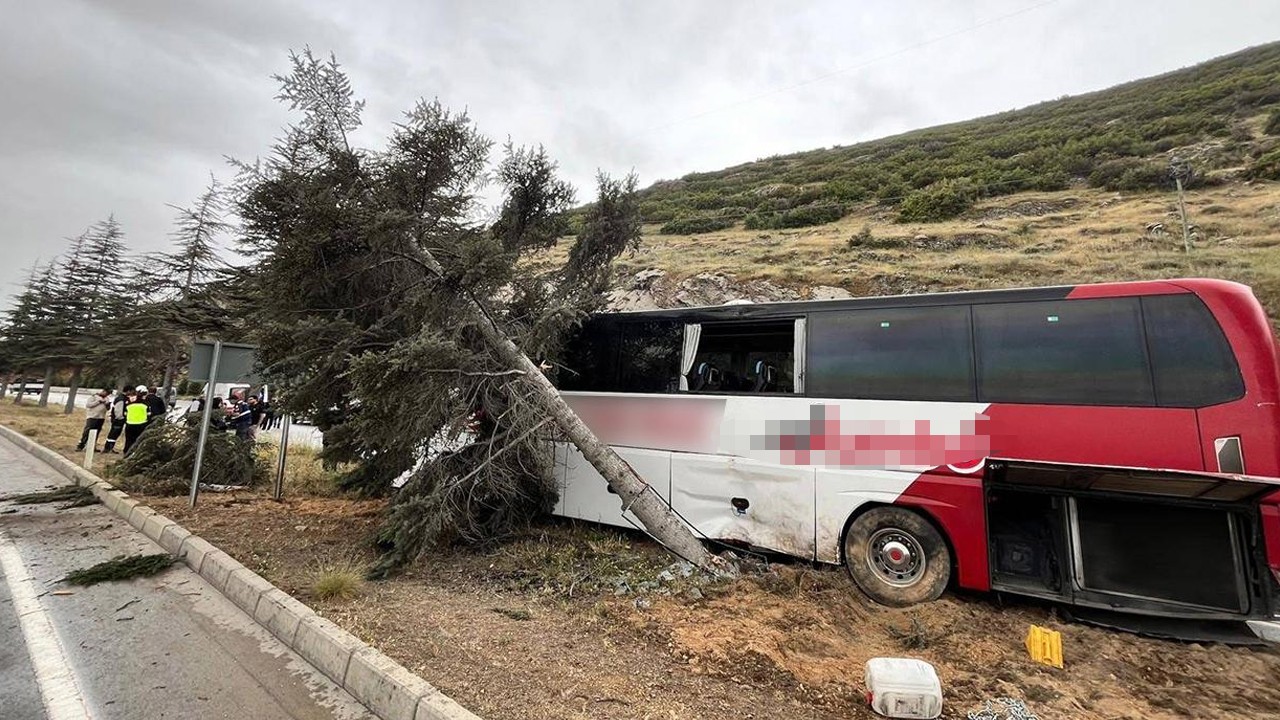 Isparta’da yolcu otobüsü ağaca çarptı: 11 yaralı