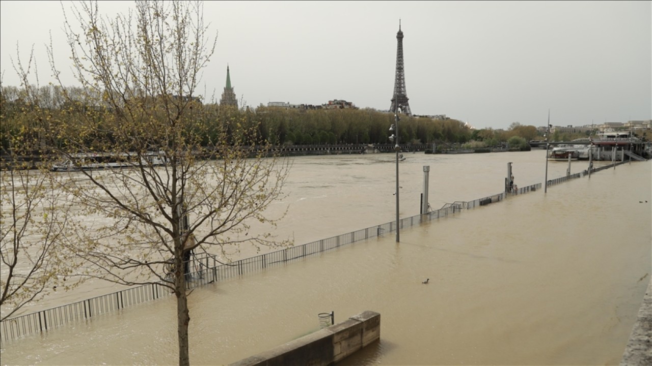 Paris Belediye Başkanı, kirlilik tartışmalarıyla gündeme gelen Seine Nehri’nde yüzecek