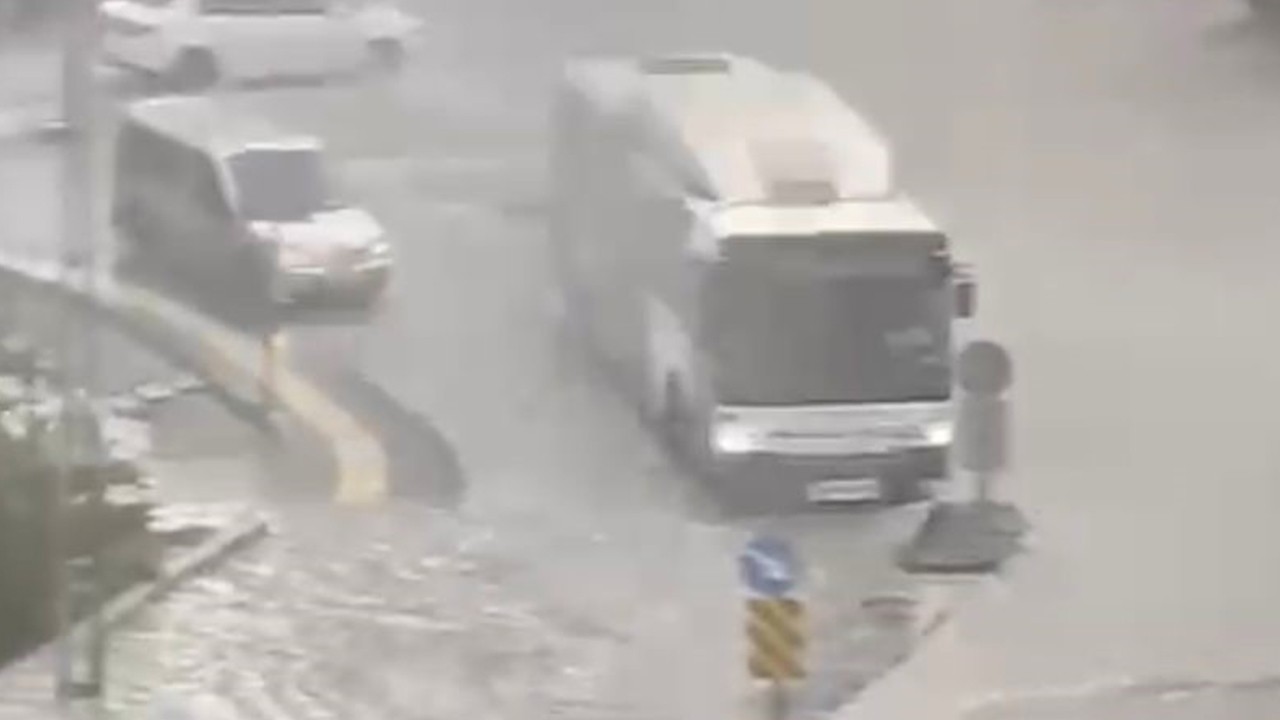 Ankara’da kuvvetli sağanak: Yollar göle döndü, araçlar arızalandı
