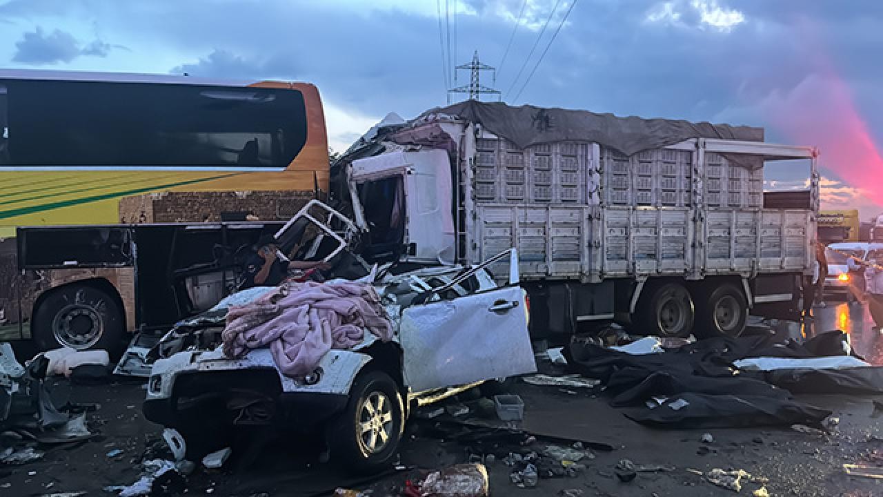 Mersin’deki zincirleme trafik kazasında ölen 8 kişinin kimliği belirlendi