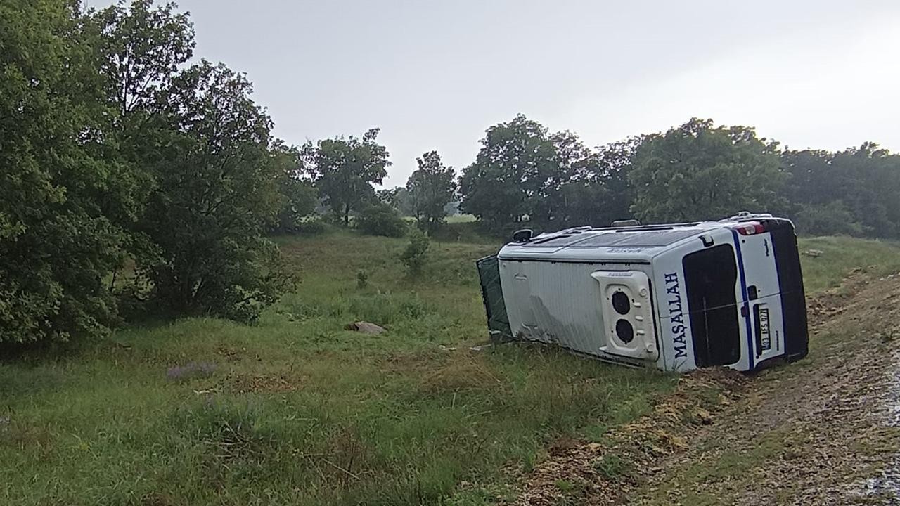 Afyonkarahisar’da minibüs devrildi: 14 işçi yaralı