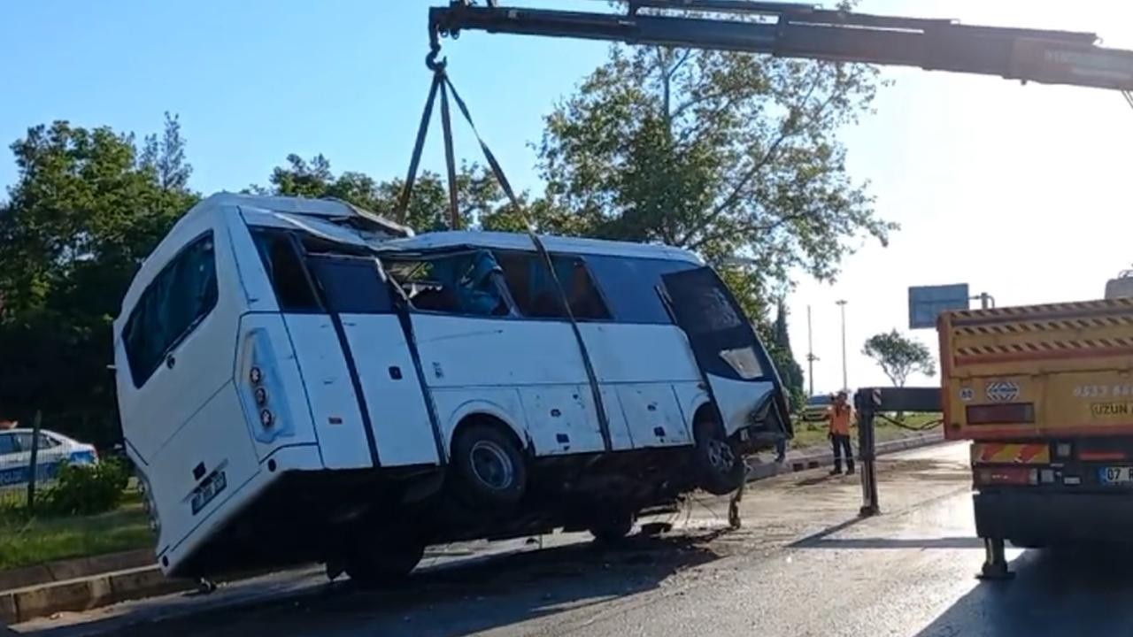 Servis midibüsü devrildi: 1 ölü, 7 yaralı