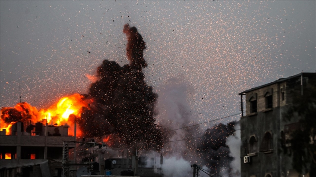 İsrail savaş uçakları bu gece de Gazze Şeridi’nde bir mülteci kampını bombaladı
