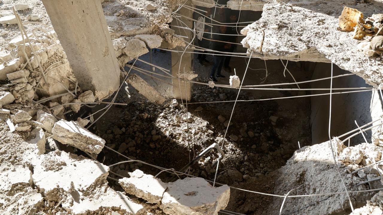 İsrail güçleri, Batı Şeria’nın Nablus kentinde Filistinlilere ait evleri yıkmaya başladı