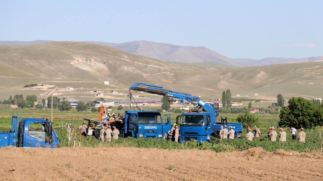 Kayseri'de kaza kırıma uğrayan uçağın enkazı kaldırıldı