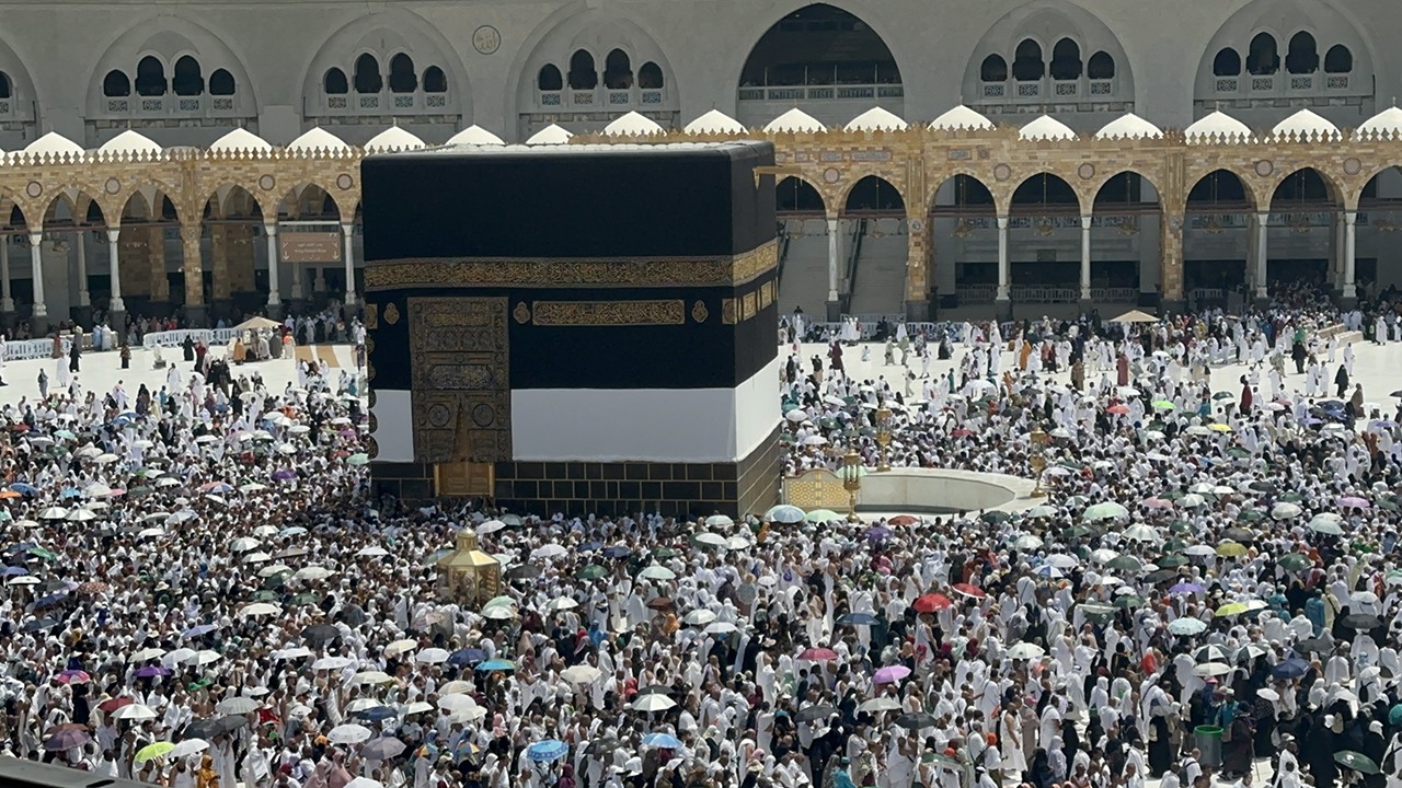 Yüzbinlerce hacı adayı, cuma namazını Mescid-i Haram’da kıldı