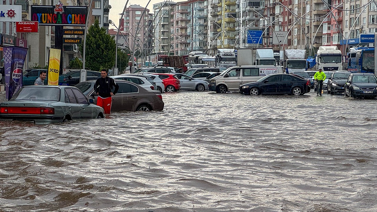 Uşak'ta sağanak ve dolu: Yollar göle döndü