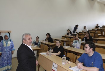 ÖSYM Başkanı Ersoy, YKS'nin ilk oturumu TYT öncesi sınav binasını ziyaret etti