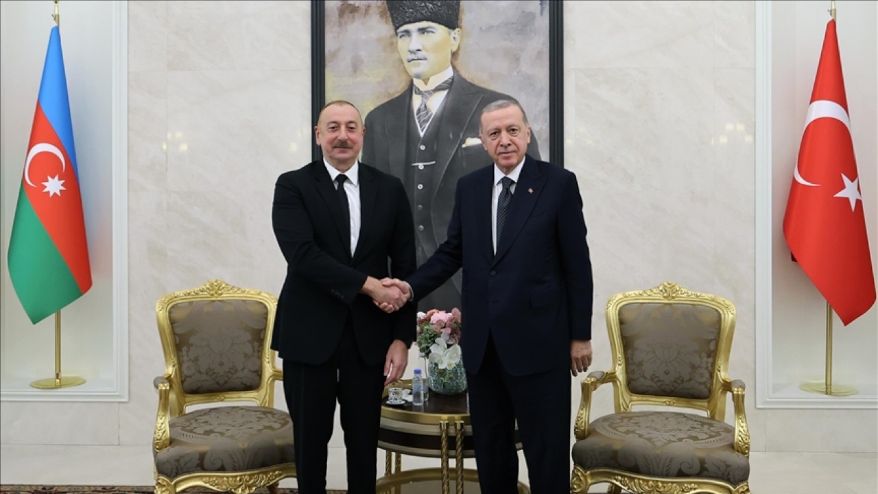 Cumhurbaşkanı Erdoğan, Azerbaycan Cumhurbaşkanı Aliyev'i havalimanında karşıladı
