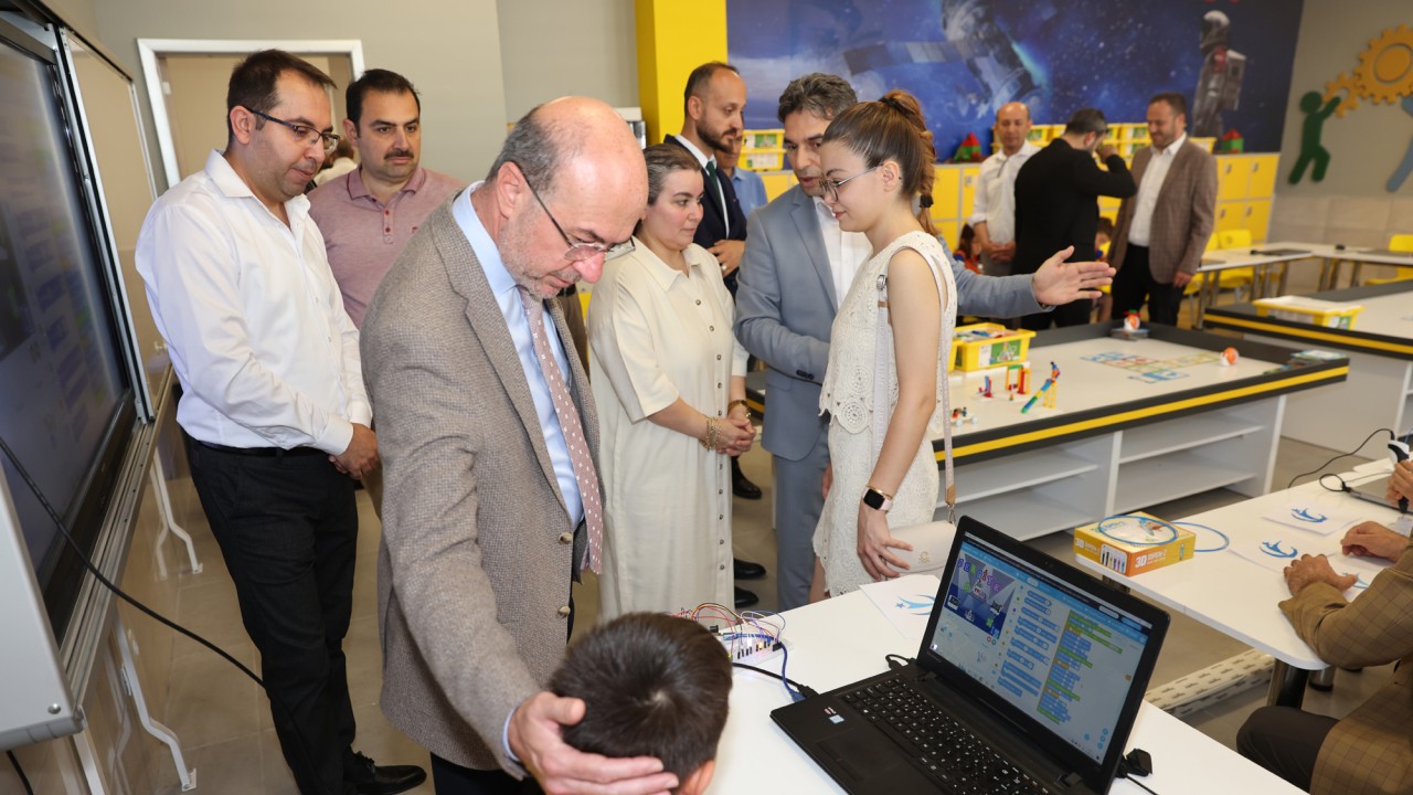 Başkan Pekyatırmacı Şehit Erkan Kurşun İlkokulu’nda yılsonu sergisine katıldı