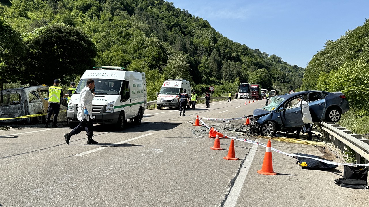 Otomobille sağlık personelinin bulunduğu araç çarpıştı: 4 kişi öldü