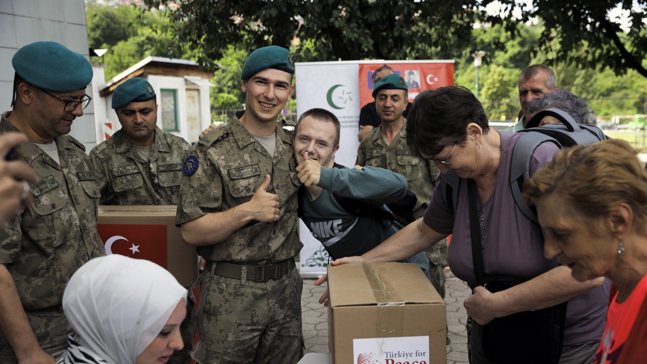 Türk askeri, Bosna Hersek’te Kurban Bayramı için gıda kolisi dağıttı