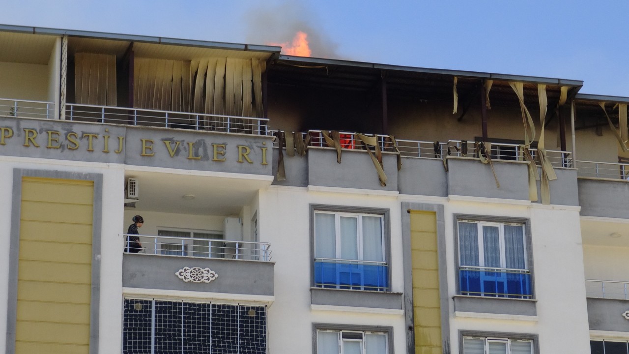 Çatı katında çıkan yangın panik yarattı; 20 kişi dumandan etkilendi