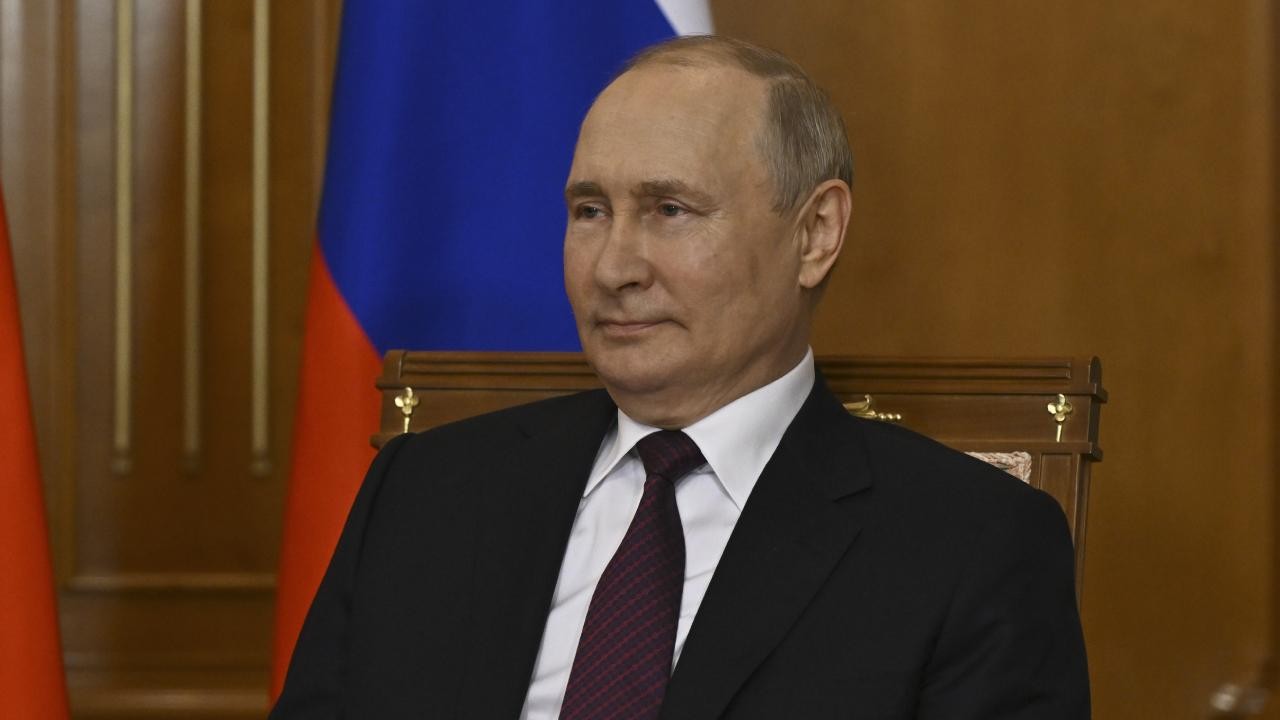 Putin, Rus petrolüne tavan fiyat uygulayanlara petrol satışına yönelik yasağı uzattı