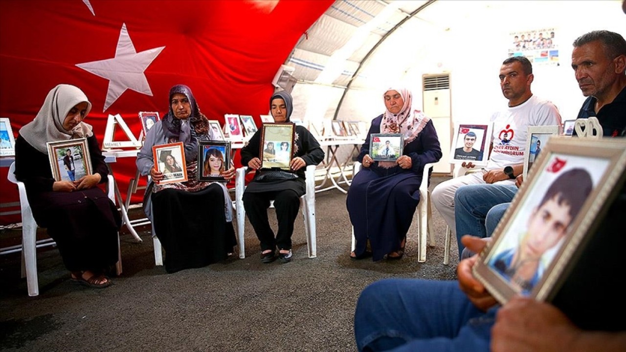 Diyarbakır anneleri bu bayram da evlatlarının yolunu gözlüyor