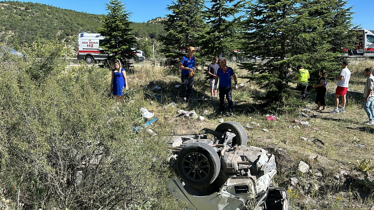 Şarampole devrilen otomobildeki aynı aileden 3’ü çocuk 6 kişi yaralandı