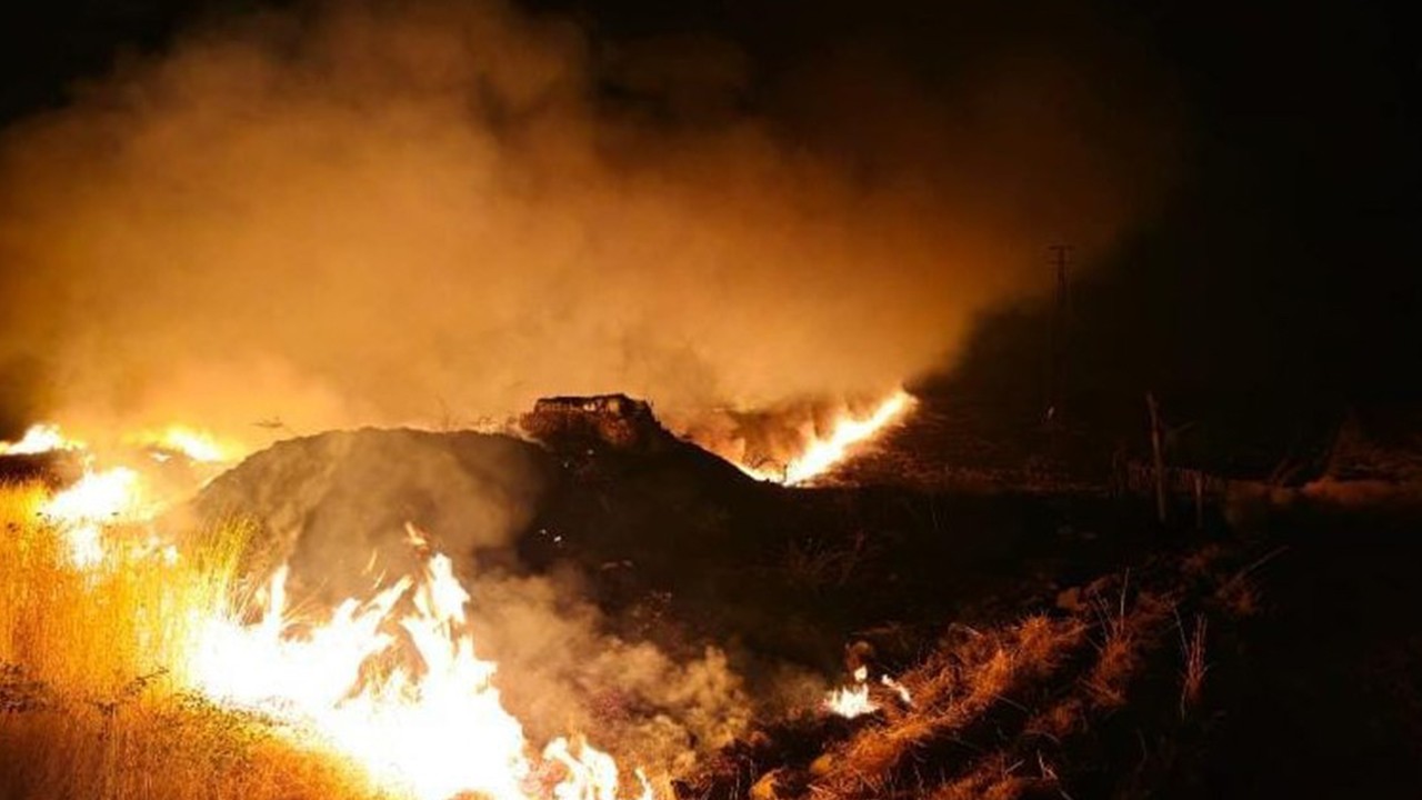 Anız yangını rüzgarın etkisiyle yeniden başlayıp 7 köyü etkiledi; müdahale sürüyor