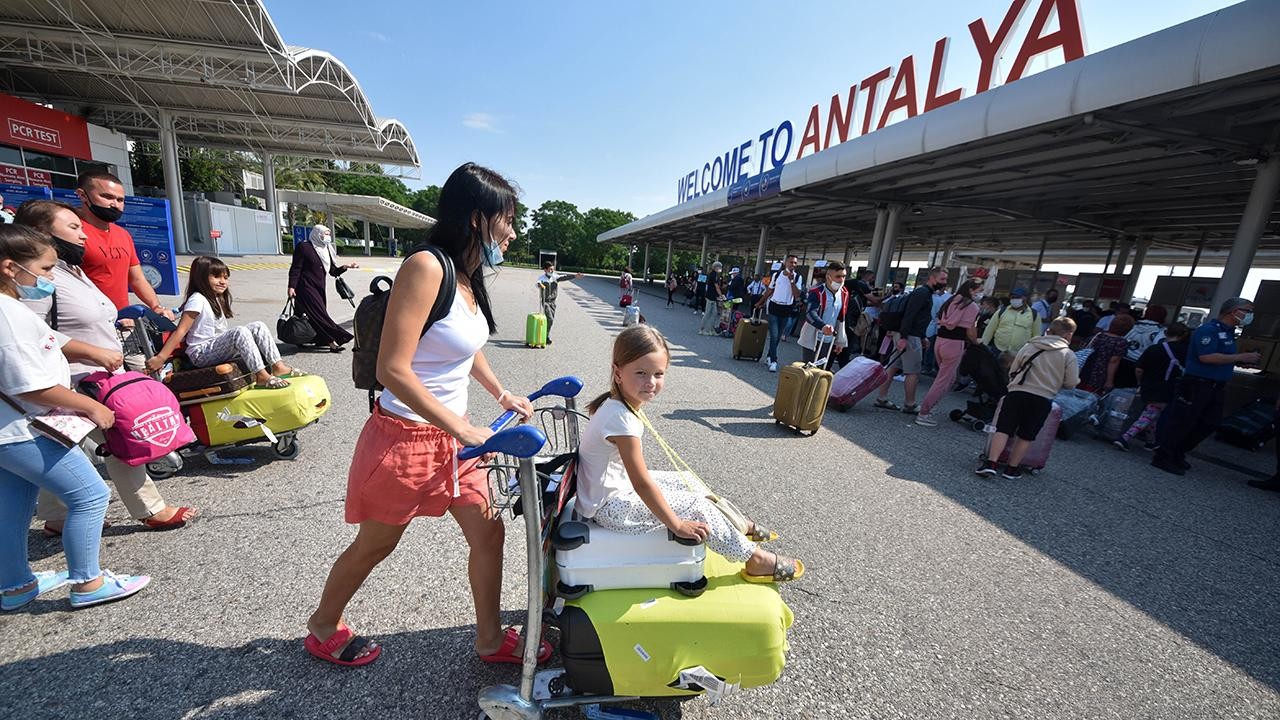 Antalya son yılların en hareketli bayram tatilini geçirdi