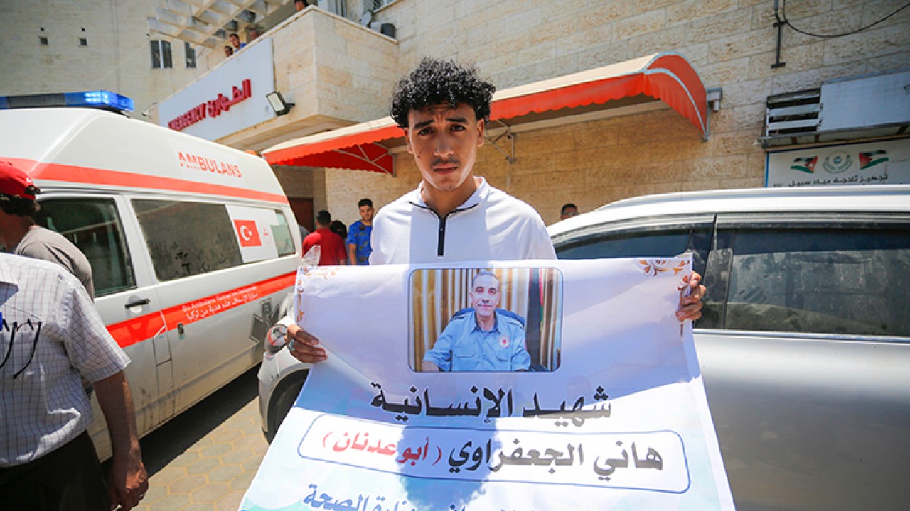 Gazze Ambulans ve Acil Durum Müdürü'nün İsrail'in saldırısında öldürülmesi protesto edildi