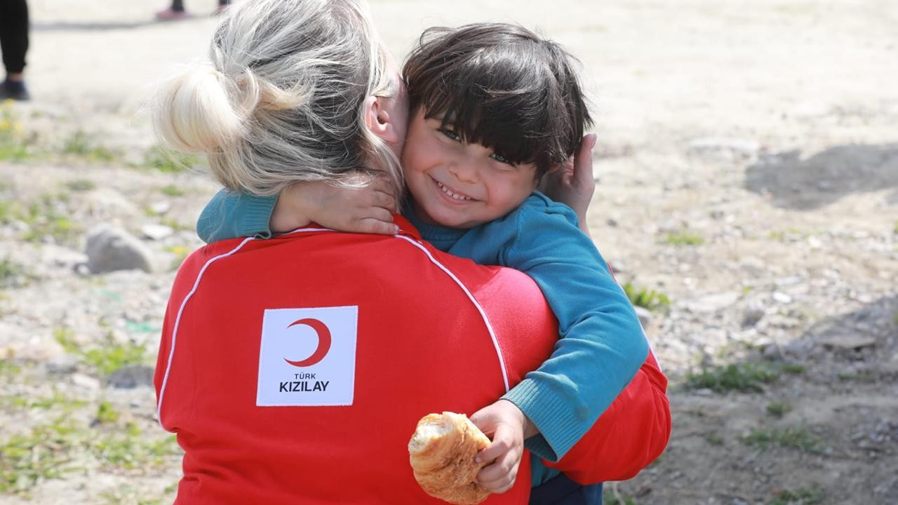Kızılay deprem bölgesindeki 532 çocuğa destek sağlıyor