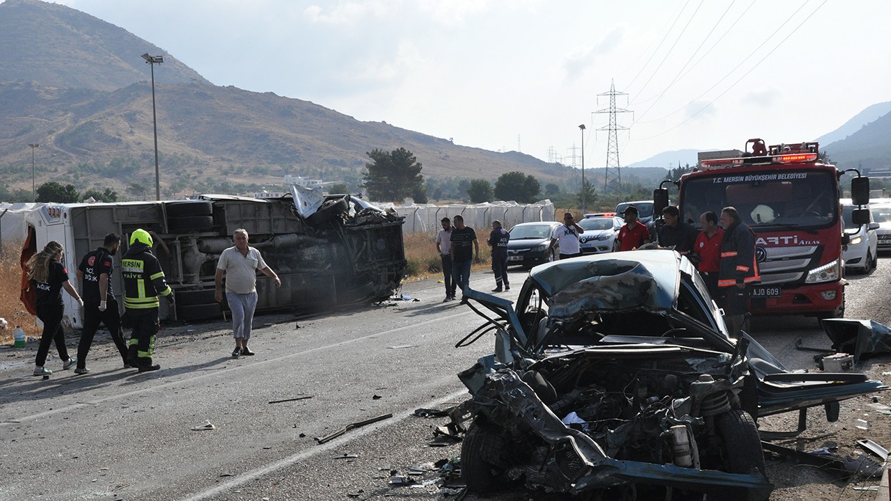 2 servis aracı ve otomobilin karıştığı kazada 2 kişi öldü, 35 kişi yaralandı