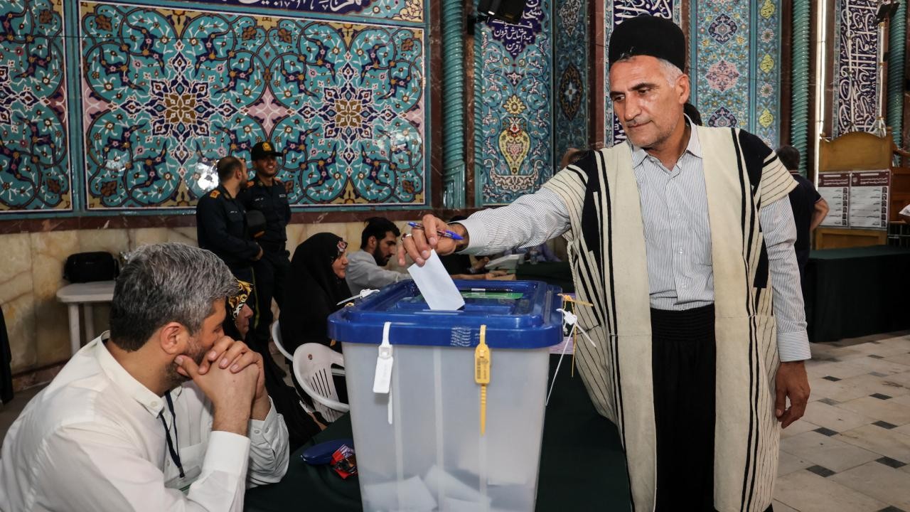 İran’daki seçim ülke tarihindeki en düşük katılımlı seçim oldu