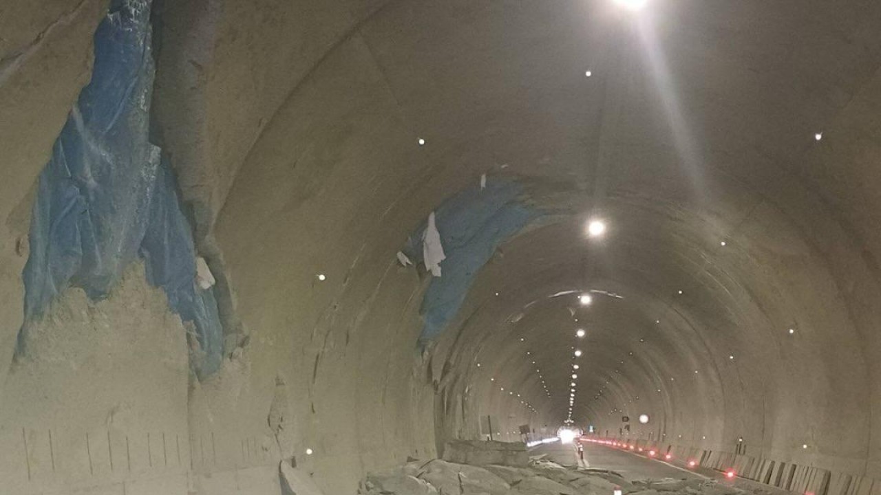 Artvin-Yusufeli yolundaki tünelin üst beton korunağı çöktü