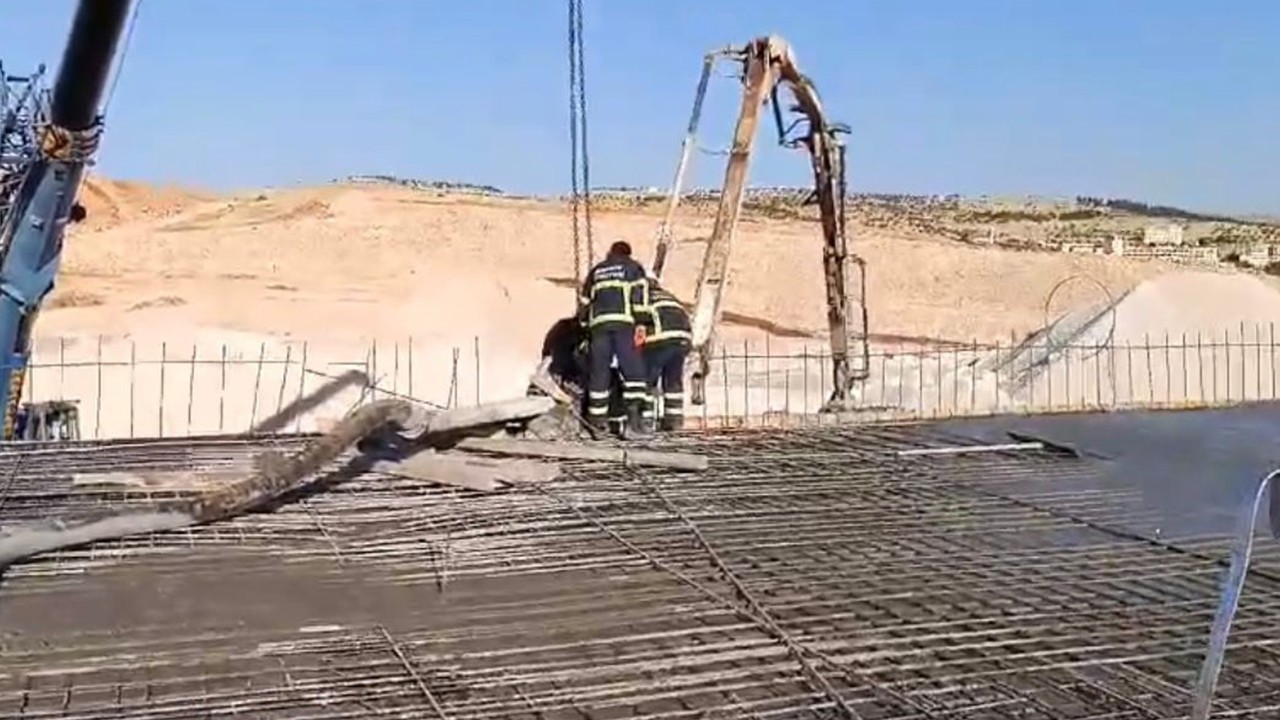 Üzerine beton mikseri pompası devrilen işçi öldü