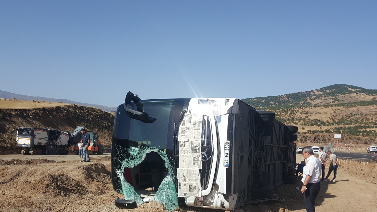 Kontrolden çıkan yolcu otobüsü devrildi: 14 kişi yaralandı