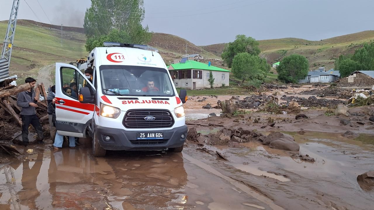 Sel bölgesinde 7 UMKE timi ve 22 ambulans görevde