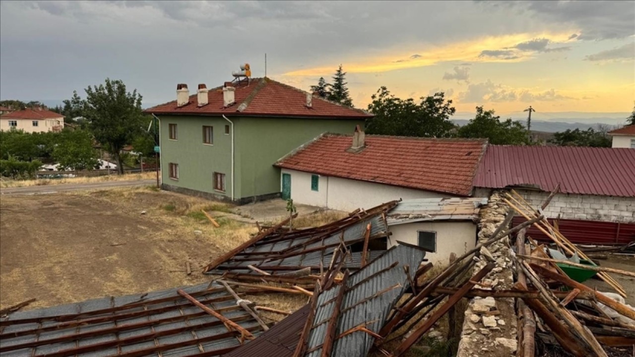 Ankara’da kuvvetli rüzgar çatıları uçurdu