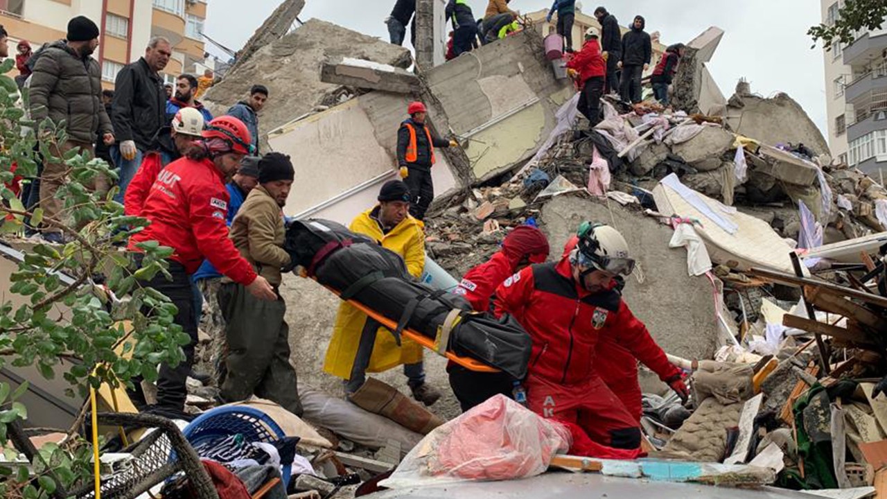 Depremde 63 kişinin öldüğü apartmanın yıkılmasıyla ilgili tutuklanan baba oğula ev hapsi ile tahliye